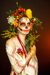 Женщина подготовлена к Хеллоуину.