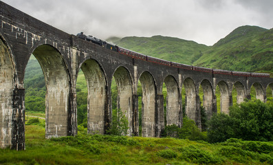 Fototapeta premium Crossing Glenfinnan Viaduct