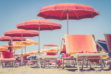 Sonnenschirme und Liegestühle am Strand, Rimini, Italien, retro