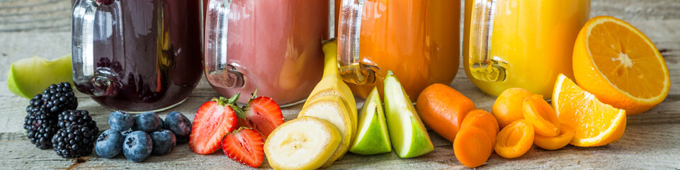 Sélection de jus de fruits frais en bocaux