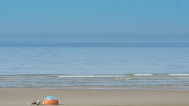 couple se faisant brozer au soleil