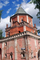 Fototapeta premium The Estate Of The Romanovs In Izmailovo recreation park and manor, Moscow, Russia. Bridge tower.
