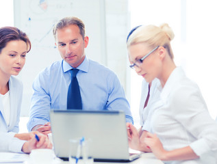 Obraz premium business team having meeting in office
