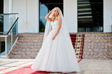 Obraz na płótnie Canvas Elegant blonde blue eyes fashion bride at great wedding hall on