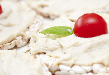 Rice snacks with hummus, tomatoes and mint