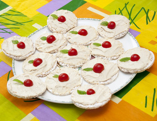 Rice snacks with hummus tomatoes and mint