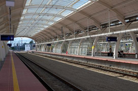 Railway station (platform)