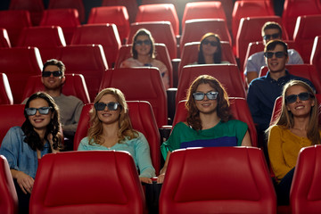 Obraz premium happy friends watching movie in 3d theater
