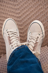 détail homme avec des baskets beige mode été, aux pieds 