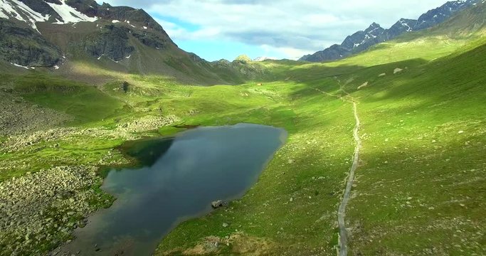 Aerial 4k - Val Viola - Valtellina (IT) - vista aerea del lago e del rifugio