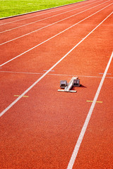 Laufbahnen bzw. Kampfbahnen auf einem Sportplatz