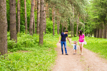 Obraz premium Family Walking Along Summer Path