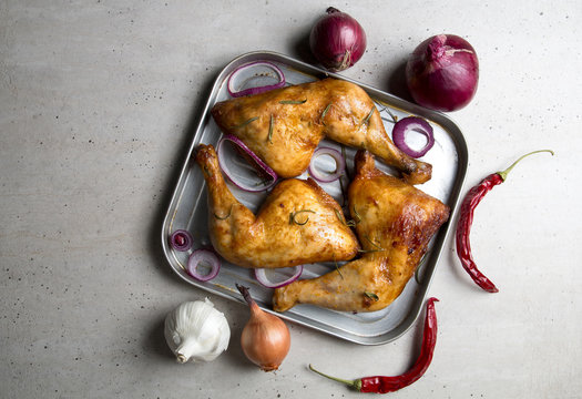 Pieczone udka z kurczaka na kamiennym tle