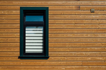 Obraz na płótnie Canvas Fenster mit Holzwand Fassade