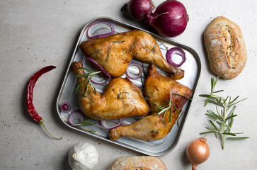 Pieczone udka z kurczaka na kamiennym tle © Patryk Michalski