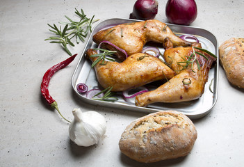 Pieczone udka z kurczaka na kamiennym tle © Patryk Michalski