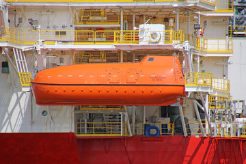 Rettungsboot auf Frachtschiff 