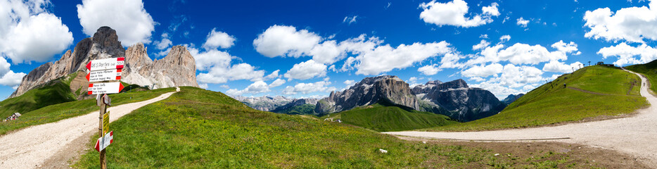 Fototapeta premium Panorama dei sentieri delle dolomiti in val Gardena con indicazioni SAT