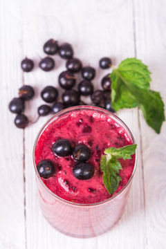 Smoothie in a glass and fresh currants