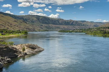 Fototapete Rund The Columbia River is the largest river in the Pacific Northwest. By volume, the Columbia is the fourth largest river in the United States. In this section It provides water for fruit production. © LoweStock