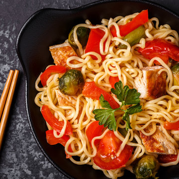 Asian noodles with vegetables and chicken.