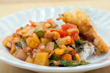 Fried chicken with lemon sauce and herb over rice (famous thai f