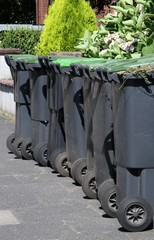 Graue Mülltonnen mit Kunststoffrädern