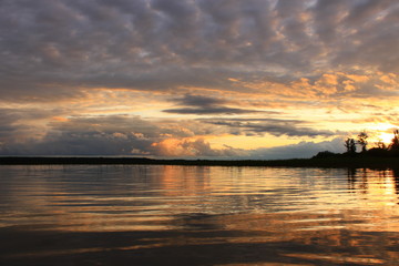 Fototapeta na wymiar Закат над озером
