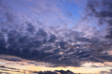 Огненный закат над летним северным озером