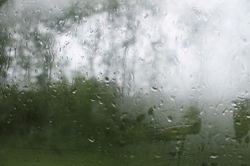 Фон автомобильного стекла с дождевыми каплями