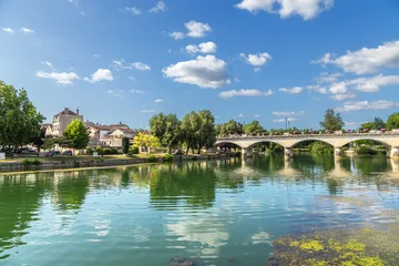 Zelfklevend Fotobehang Cognac, Frankrijk. Schilderachtig landschap met een brug over de rivier de Charente © Valery Rokhin