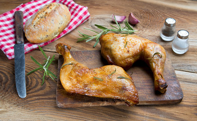 Pieczone udka z kurczaka na drewnianym tle © Patryk Michalski