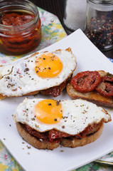 Sandwich with dried tomatoes and egg