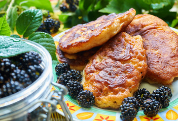 Homemade pikelets with forest blackberries and sweet cream