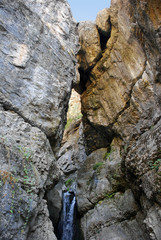 Источник под поцелуем камней в Тянь Шане. Узбекистан