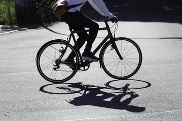 Fototapeta premium Radfahrer im Gegenlicht