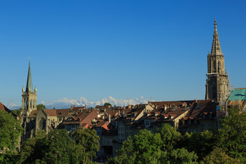 Fototapeta na wymiar Berns Old Town and the Swiss Alps