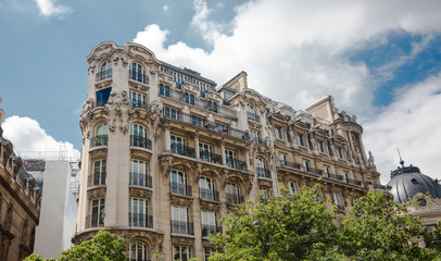 Fototapeta na wymiar PARIS, FRANCE -06-19-2016 - Downtown Architecture on a Beautiful