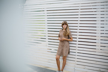 Obraz premium beautiful girl posing against the wall