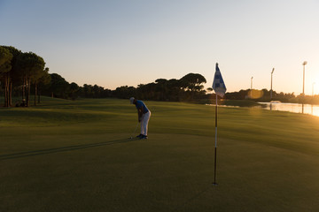 Obraz premium golfer hitting ball to hole
