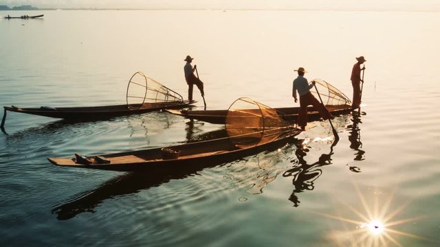 Video 1080p - Myanmar, Inle Lake. Fishermen on vintage boats sail home with a catch