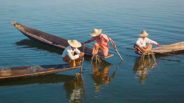 Video 1080p - Myanmar, Inle Lake. Fishermen on boats demonstrate ancient way of fishing