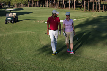 Obraz premium couple walking on golf course