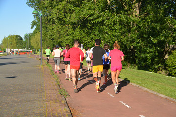pelotón de corredores entrenando