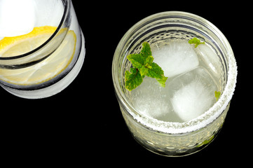 margarita cocktail, vista dall'alto, sfondo nero