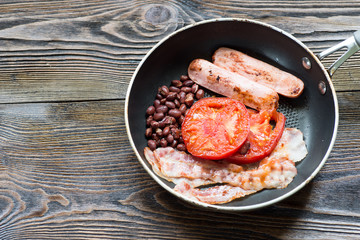 Full English breakfast with sausage, baked tomato, beans and toa