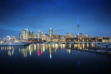 Foto auf Acrylglas Ozeanien Stadtbild von Auckland bei Nacht, Langzeitbelichtung und selektiver Fokus beim Gebäude