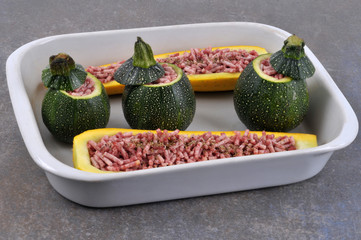 Courgette ronde et courgette jaune farcies avant la cuisson