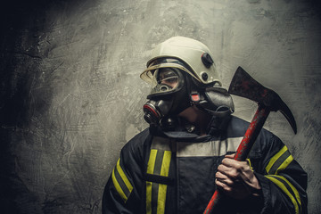 Fototapeta premium Portret strażaka w masce tlenowej.