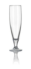 Bierglas vor weißem Hintergrund